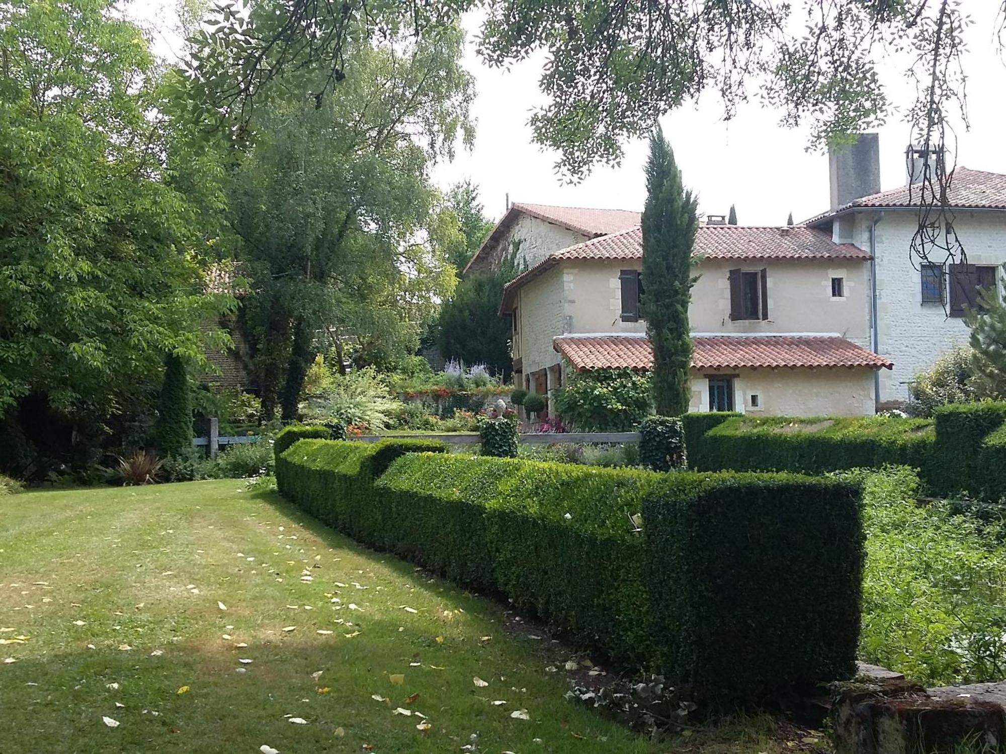 Moulin Rouhaud Hotel Montboyer Buitenkant foto