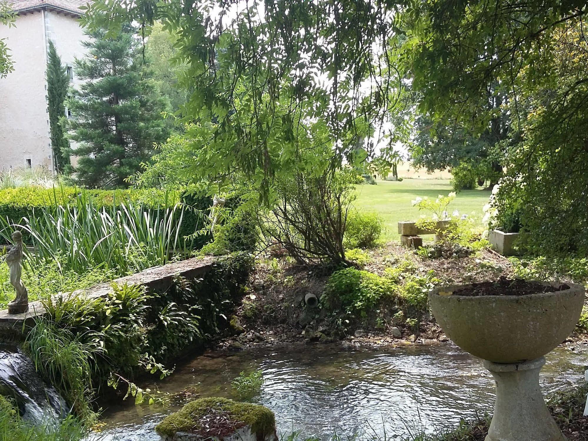 Moulin Rouhaud Hotel Montboyer Buitenkant foto