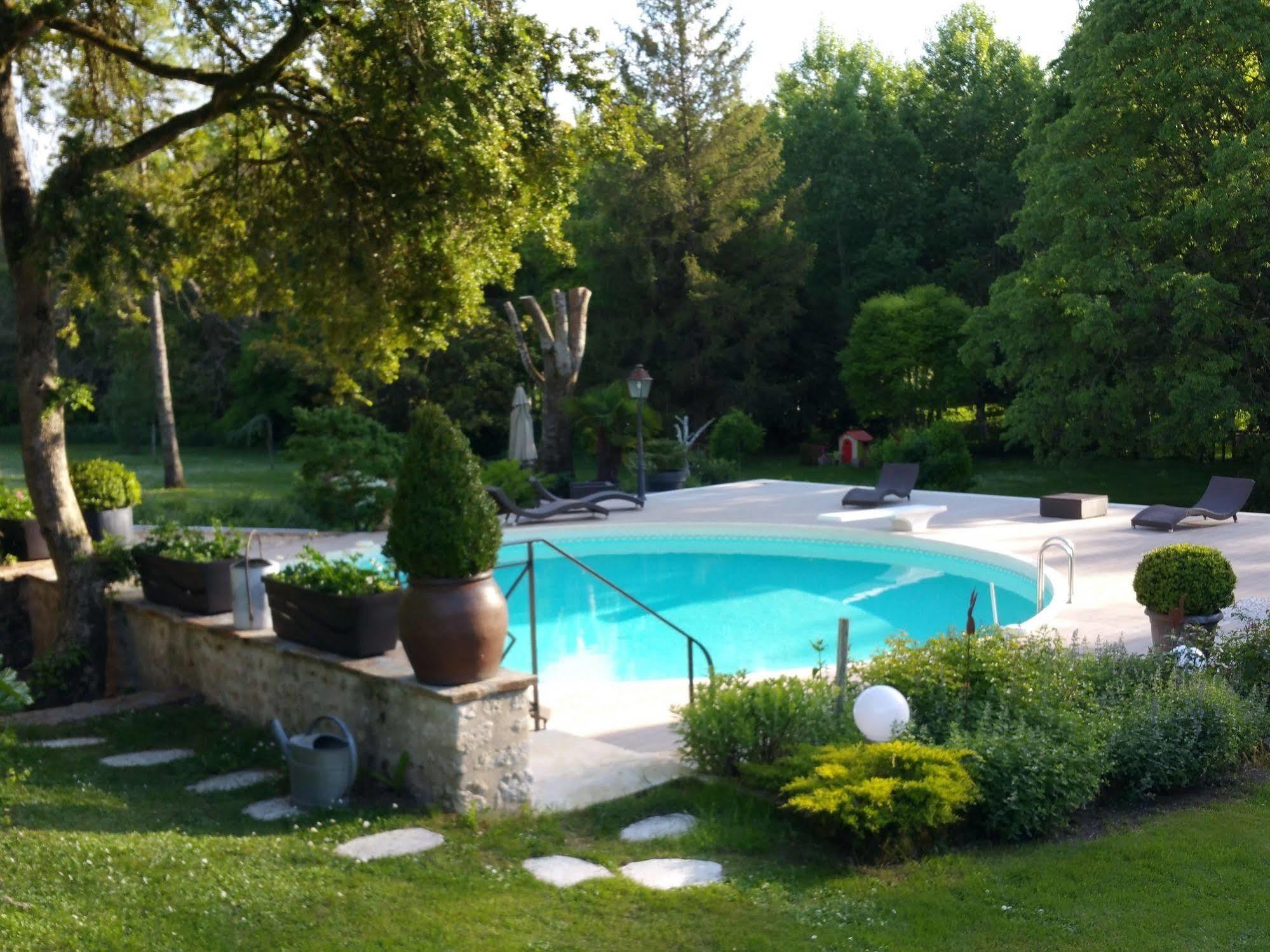 Moulin Rouhaud Hotel Montboyer Buitenkant foto